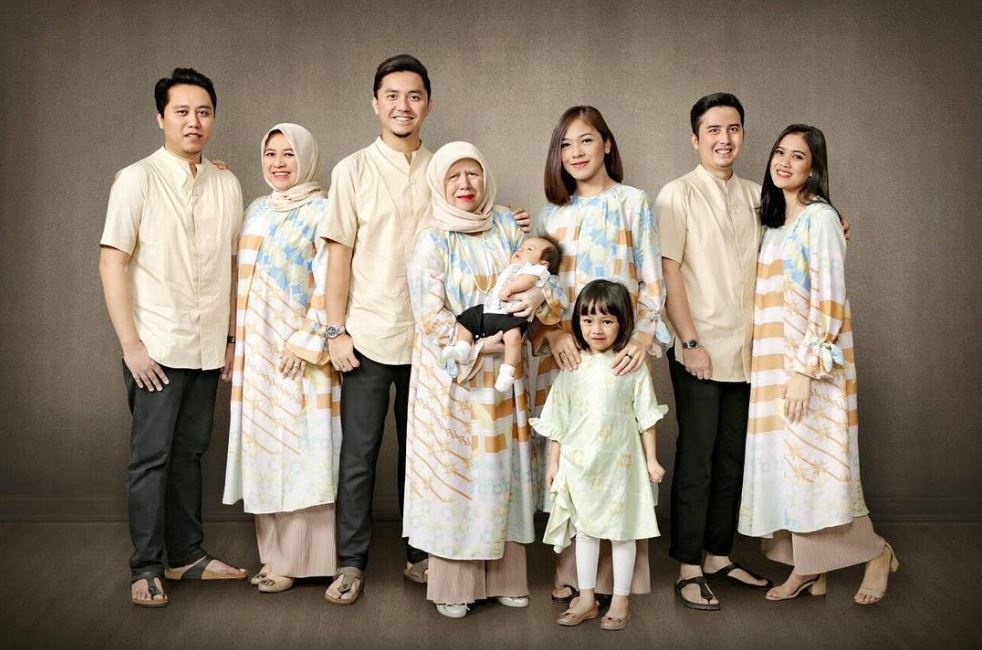 Foto Keluarga Bahagia Studio